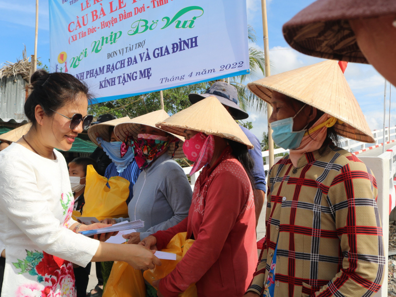 MÓN QUÀ ĐẶC BIỆT TẶNG BA MÁ