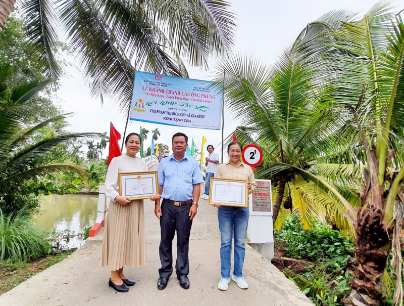 MÓN QUÀ ĐẶC BIỆT TẶNG BA MÁ