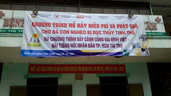 Mổ mắt cho người nghèo ở Quảng Ngãi