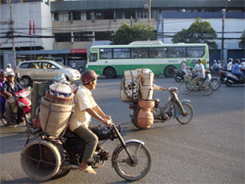 Xóm ve chai đêm lay lắt trong bão giá