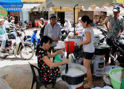 Dân văn phòng và thực đơn ‘cơm không’ thời bão giá