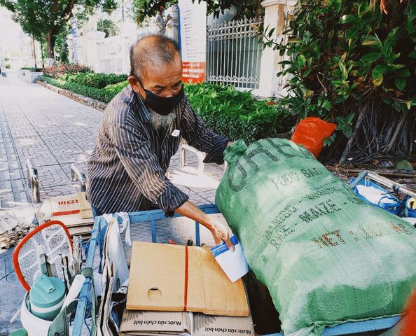 Có đôi vợ chồng trả phòng trọ rồi lang thang nay đây mai đó