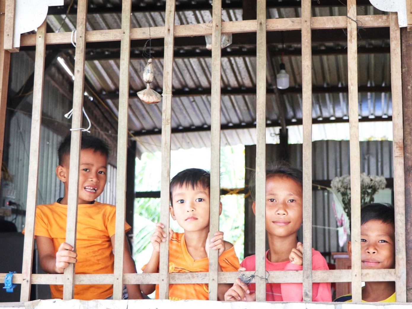 MẸ VÀ EM ÚT ĐI XA RỒI… CÒN LẠI 5 CHA CON TRONG CĂN NHÀ KHÔNG KÍN GIÓ.