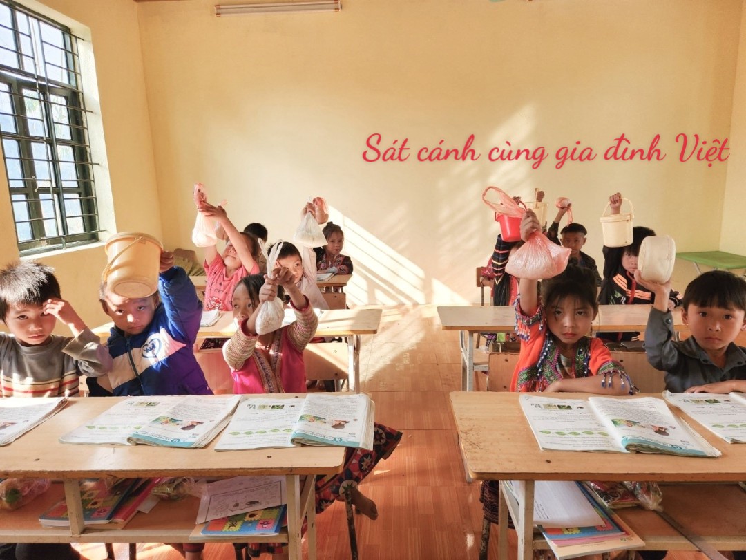 CÁI BỊCH NI LÔNG ĐỰNG CƠM…?